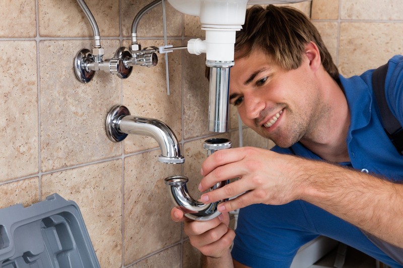 Hiring experienced plumber to tackle emergency plumbing issues